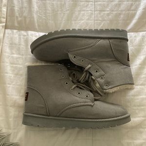 Sport fashion boots   Never worn  gray